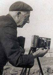 Padre Alberto María de Agostini capturando las primera imágenes de la Patagonia.