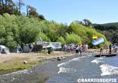 Los manifestantes en las márgenes de un río