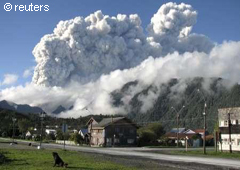 Incredible cloud of smoke and volcanic ash covers El Chaitén town