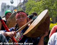 Cantora mapuche tocando el cultrún