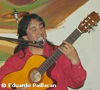 Eduardo Paillacán interpretando una de sus canciones