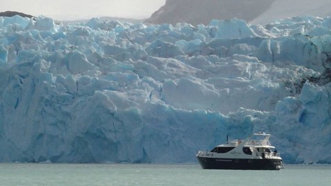 Leal cruise facing Spegazzini Glacier