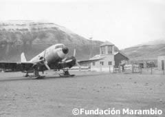 Avión en la pista de aterrizaje