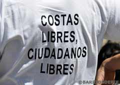 Inscripción de una remera en una marcha contra la restricción del ingreso a las costas