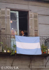 Bandera argentina colgada de una terraza