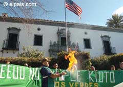 Un activista quema gasolina ante el consulado de Estados Unidos en Sevilla por la no adhesión de ese país al Protocolo de Kyoto