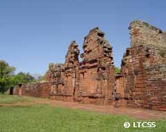 Un destacado yacimiento arqueológico: las ruinas de San Ignacio Miní en Misiones.