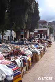 Feria de artículos regionales en Purmamarca, Jujuy.