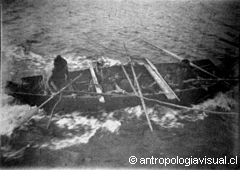 Indio Yamana en su canoa.