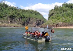 Lancha cruzando a la Isla San Martín