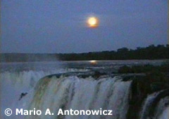 Cataratas con luna llena