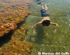 Nadando entre las piedras de El Buque.