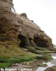 "Grutas" o cuevas en los acantilados que le dan nombre al lugar