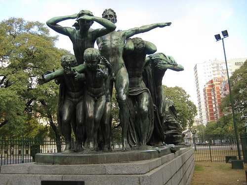 Detalle del Mausoleo de Bernardino Rivadavia en la Plaza Miserere.