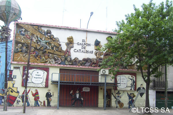 The company Catalinas Sur is formed by a group of neighbors of La Boca dsitrict that performs shows of the popular sainete show every weekend