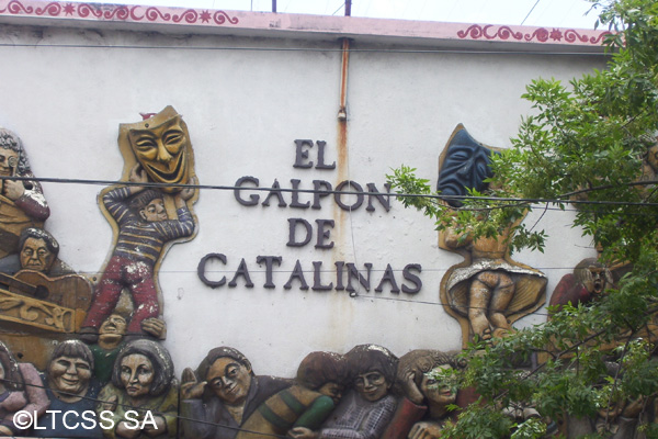 The company Catalinas Sur is formed by a group of neighbors of La Boca dsitrict that performs shows of the popular sainete show every weekend