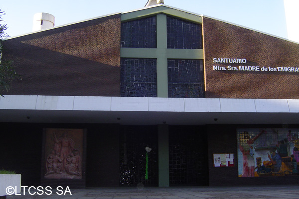 La realización de la Iglesia Nuestra Señora de los Inmigrantes fue un tributo a los inmigrantes que a principios de siglo que asentaron en el barrio porteño de La Boca