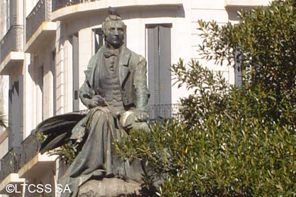 Estatua de bronce de Mariano Moreno