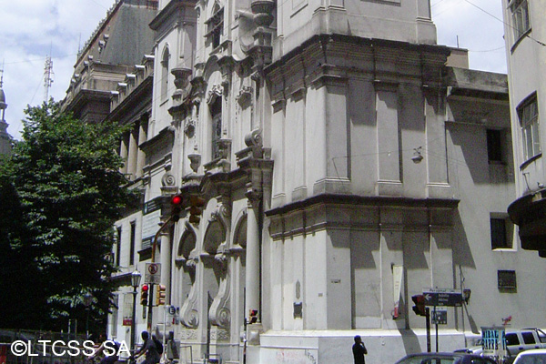 La Iglesia de San Ignacio, que se encuentra en la Manzana de las Luces, es la más vieja de la ciudad