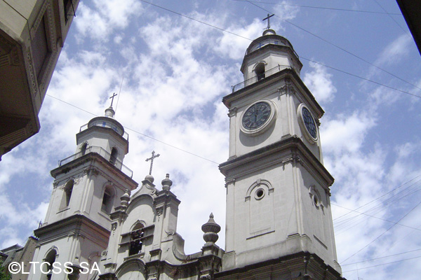 La Iglesia de San Ignacio, que se encuentra en la Manzana de las Luces, es la más vieja de la ciudad