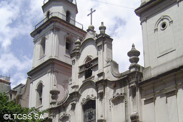 La Iglesia de San Ignacio, que se encuentra en la Manzana de las Luces, es la más vieja de la ciudad