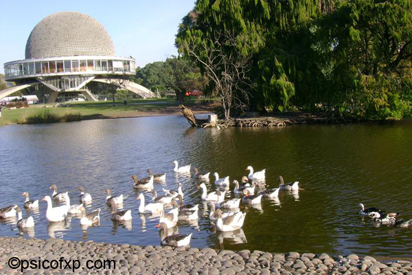 El planetario enclavado en los bosques de Palermo a orillas del lago