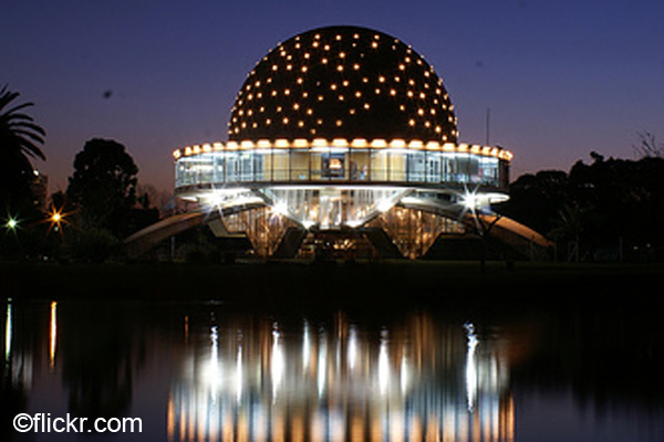 El planetario enclavado en los bosques de Palermo a orillas del lago