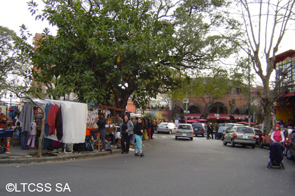 Dutrante los fines de semana, la plaza Serrano está muy animada