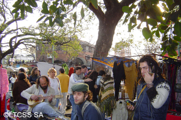 Dutrante los fines de semana, la plaza Serrano está muy animada