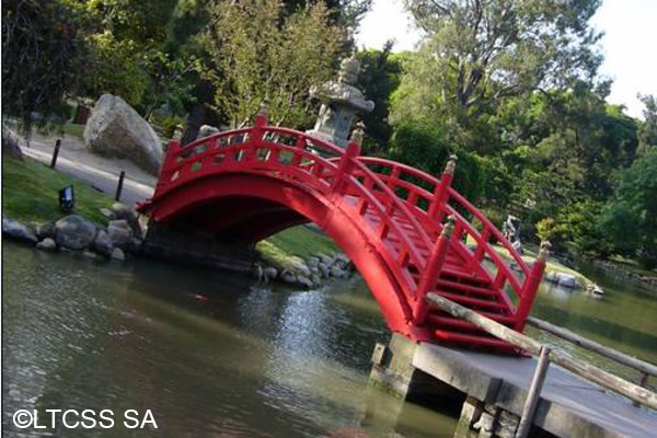 Pequeño puente en el paseo del Jardín Japonés