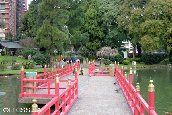 Pequeño puente en el paseo del Jardín Japonés