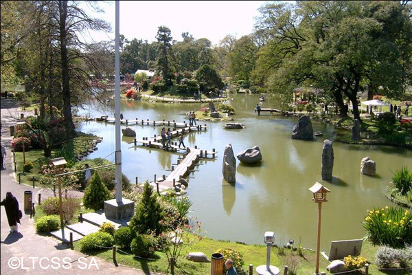 Pequeño puente en el paseo del Jardín Japonés