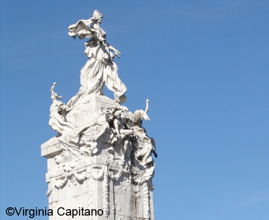 El Monumento a los Españoles fue una donación de la comunidad española por el aniversario de la Revolución de Mayo