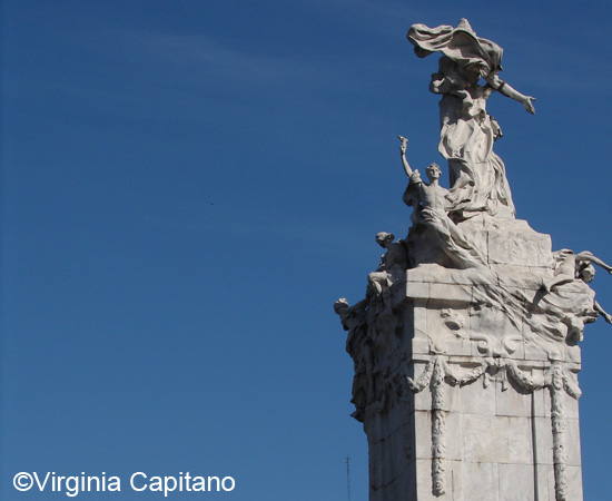 El Monumento a los Españoles fue una donación de la comunidad española por el aniversario de la Revolución de Mayo