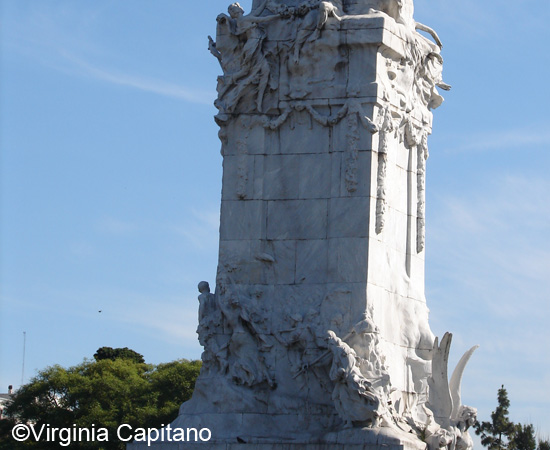 The Monument to the Spaniards was a donation from the spanish community due to the hundredth anniversary of the Revoluton of May in Argentina