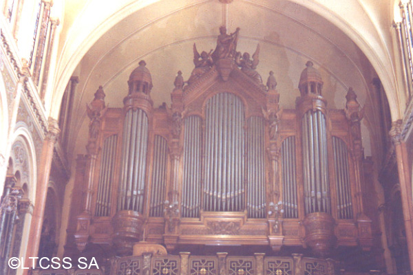 Vista de los tubos del órgano de la iglesia