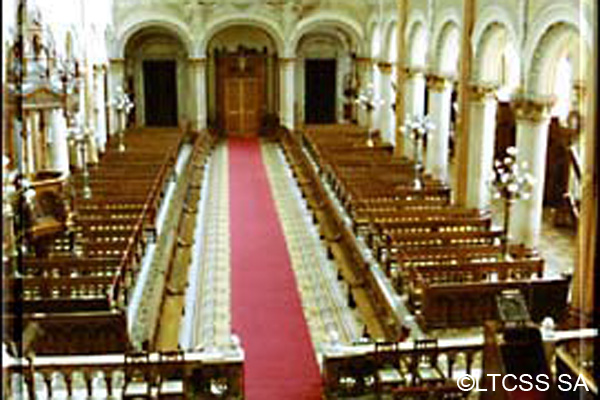 Vista de los tubos del órgano de la iglesia