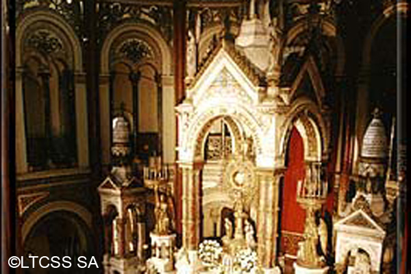 Vista de los tubos del órgano de la iglesia