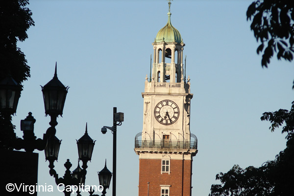 Torre Monumental (ex Torre de los Ingleses) ubicada en la Plaza Armada Argentina, entre la Plaza San Martín y la Estación de Retiro.