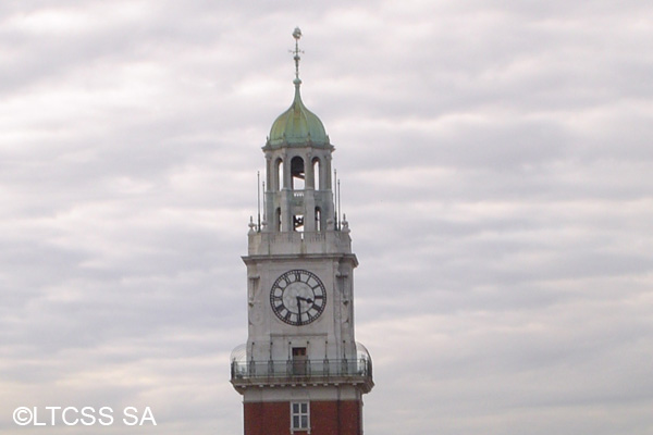 Torre Monumental (ex Torre de los Ingleses) ubicada en la Plaza Armada Argentina, entre la Plaza San Martín y la Estación de Retiro.