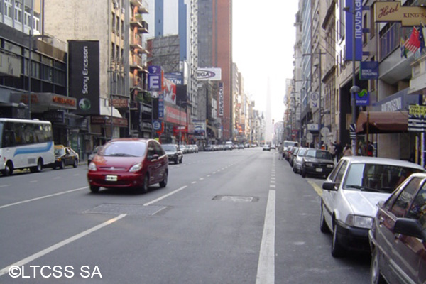 La Avenida Corrientes con el Obelisco de fondo