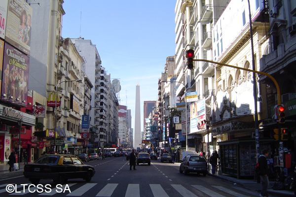 La Avenida Corrientes con el Obelisco de fondo