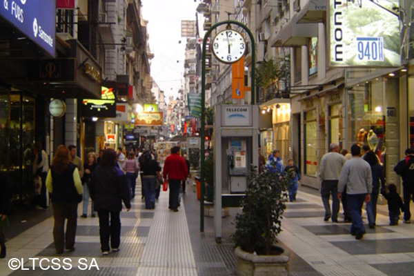 La peatonal Florida es el paseo de compras mas elegido por los turistas extranjeros