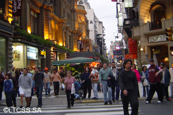 La peatonal Florida es el paseo de compras mas elegido por los turistas extranjeros