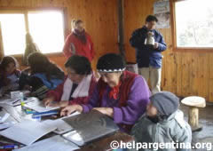Mapuches en talleres de capacitación organizados por la Fundación Cruzada Patagónica