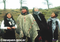 Niños mapuches vestidos de la forma tradicional
