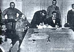 Varela, sit in the superior left corner of the table, in a meeting with memebers of the Patriotic League 