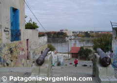 Antiguos cañones en Carmen de Patagones, margen norte del Río Negro.