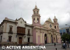 La Catedral de Salta - Muestra de la poderosa influencia de la Iglesia Católica en la colonización del norte argentino.