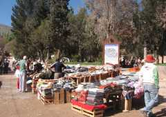 Feria de tejidos y productos regionales en Tilcara